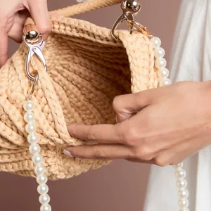 Sac à main crocheté fait main d'été avec sangle de perles élégante et quincaillerie dorée