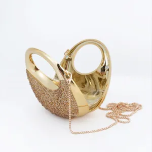 Sac de soiree mini dore metallique avec strass, poignee ronde et chaine pour fete.