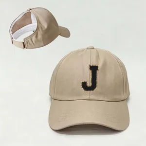Gorra de béisbol caqui de parte superior vacía con parche de letra J negra para exteriores