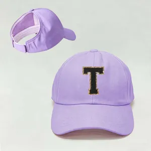 Gorra de béisbol morada clara con parche de letra T negra, sombrero casual ajustable.