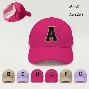 Gorra de béisbol con cola de caballo, parche de letra, malla ajustable y correa.