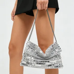 Élégant sac à main d'épaule en perles faites à la main métalliques argentées de soirée.