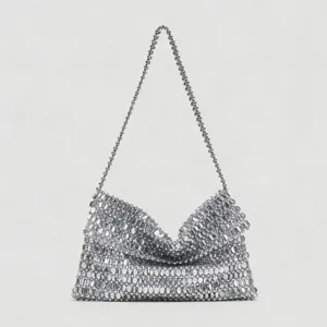 Sac d'épaule en perles métalliques argentées, élégant accessoire de soirée et pochette chic.