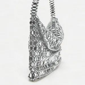 Sac à main carré ajouré de perles métalliques exquises avec un design de chaîne à disques argentés.