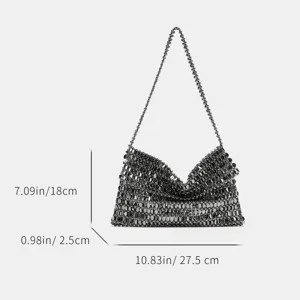Sac bandoulière de soirée en perles métalliques avec chaîne et design creux stylé.