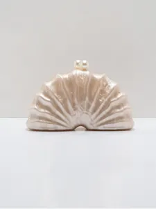 Pearl clasp shell shaped acrylic clutch bag, stylish evening party handbag for women details.