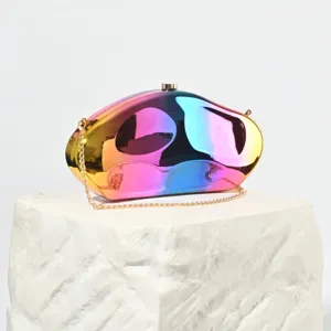 Nahaufnahme der bunten Regenbogen Acryl Clutch Tasche mit glänzender Goldkette.
