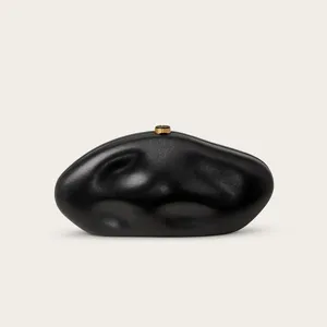 Schwarze unregelmäßige Acryl Abendtasche mit edlem goldenem Verschluss für elegante Partys.