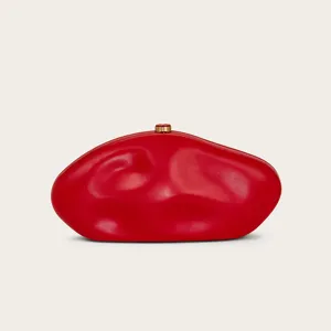 Rote Abendtasche im Kieselstein-Design, Detailansicht, elegante asymmetrische Form mit Gold.