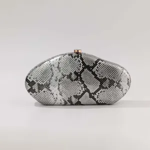Elegante ovale Acryl-Abendtasche mit schickem Schlangenmuster und Metallverschluss.