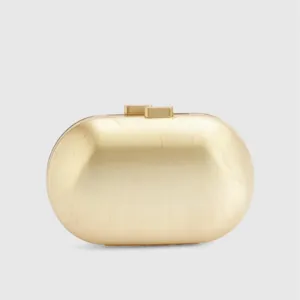 Détail du sac clutch rigide en acrylique doré, pochette de soirée élégante et fermoir.