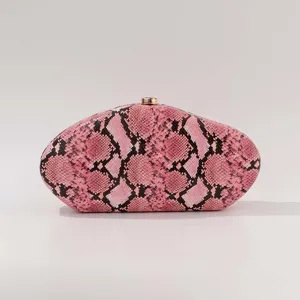 Rosa Schlangenmuster Acryl Abendtasche Detailansicht mit sicherem Metallverschluss.