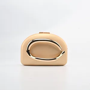 Élégante pochette de soirée dorée avec design de poignée abstraite métallique.