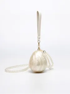 Gros plan detaille du sac de soiree oeuf en acrylique elegant avec bandouliere en perles.