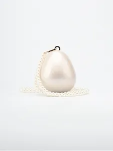 Pochette oeuf en acrylique avec chaîne de perles vue de détail surface brillante et métal