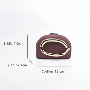 Chic sac de soirée pour femmes avec poignée en anneau métallique, élégant sac rigide bordeaux.