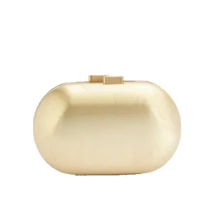 Sac clutch ovale en acrylique doree pour femmes, elegant sac boite de soiree avec fermoir metal.