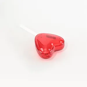 Boîte de rangement en plastique transparent rouge en forme de cœur avec bâton blanc et étui.