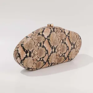 Élégant sac de soirée pochette en acrylique motif serpent avec fermoir pour les femmes.
