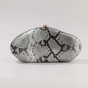 Sac pochette de soirée en acrylique serpent détail forme ovale unique avec fermoir doré.