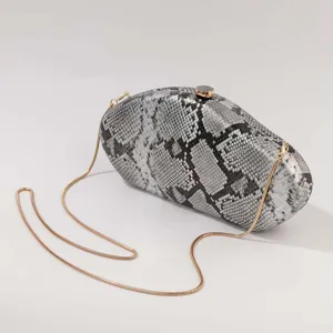 Vue détaillée du sac de soirée rigide élégant à imprimé serpent avec chaîne dorée.