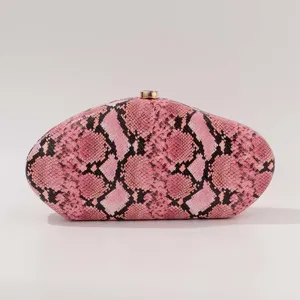 Sac pochette de soirée en acrylique motif peau de serpent rose, élégant sac de mariée.
