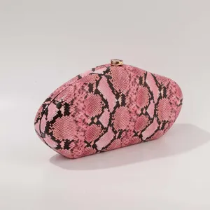 Détail de pochette de soirée en acrylique imprimé serpent rose, vue rapprochée sac.