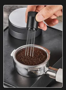 Λεπτομέρεια εργαλείου WDT espresso, βελόνα από ανοξείδωτο χάλυβα για κατανομή καφέ.