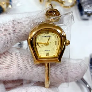 Gros plan de la montre bracelet jonc dorée SUNLIFEX avec un design de boîtier unique.