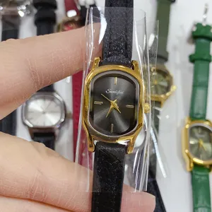 Montre femme carree vintage minimaliste Sunlifex avec cadran noir et bracelet cuir detail