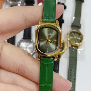 Montre bracelet vintage pour femme en cuir vert avec cadran carre dore elegant et style retro chic.