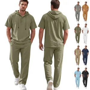 Vista dettagliata del set casual da uomo con camicia con cappuccio a maniche corte e pantaloni.