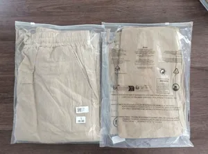 Vista di dettaglio di pantaloni lunghi casual da uomo kaki confezionati in sacchetti.