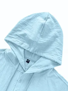Primo piano dettagliato del colletto di una camicia a maniche corte con cappuccio.