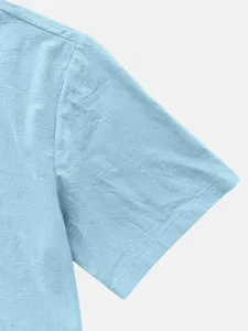 Dettaglio del tessuto della camicia a maniche corte azzurro abbigliamento casual vista