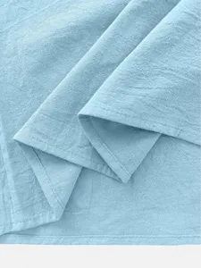 Vista dettagliata del tessuto della camicia casual blu chiaro con trama fine e cuciture.