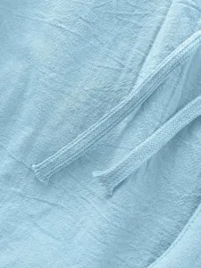 Primo piano del dettaglio della coulisse in tessuto azzurro per abbigliamento casual uomo.