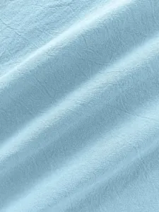 Primo piano della texture del tessuto azzurro, materiale traspirante con morbide pieghe.