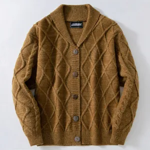 Dettaglio cardigan trecce marrone, trama maglione lana vintage primo piano vista.