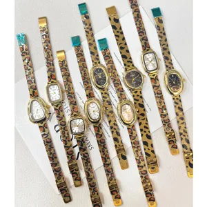 Elegante orologio da polso con stampa leopardata, quadranti di varie forme e cinturino a maglia.