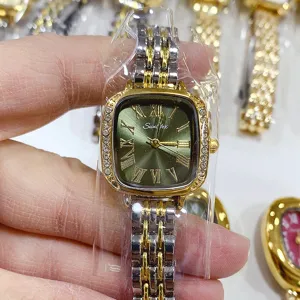 Vintage dameshorloge met groene wijzerplaat, romeinse cijfers en tweekleurige stalen band.