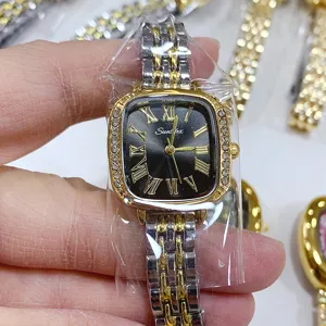 Gedetailleerd shot van vintage dameshorloge met vierkante wijzerplaat en mooie strass.