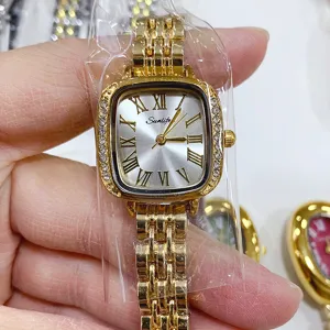 Detail van vintage dames quartz horloge met gouden stalen band en Romeinse cijfers.