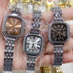 Detailweergave dameshorloge retro vierkant quartz met strass bezel, romeinse cijfers en stalen band.