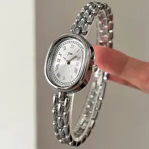 Silberne ovale Damenuhr mit Metallgliedarmband, Vintage roemischem Zifferblatt Design.