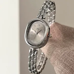 Silberne Damen Ovale Uhr im Vintage Stil mit romischen Ziffern und Metallgliederarmband.