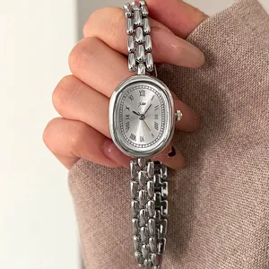 Silberne ovale Damenuhr Detailansicht, Gliederarmband aus Metall, römisches Zifferblatt.