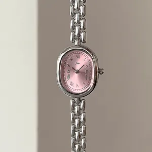 Silberne ovale Damenuhr Detailansicht, vintage rosa Zifferblatt mit römischen Ziffern Armband.