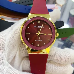 Retro minimalist quartz watch with comfortable silicone strap and elegant faceted bezel.