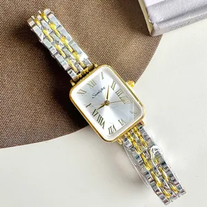 Orologio al quarzo rettangolare SUNLIFEX con quadrante a numeri romani e cinturino bicolore.